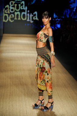 Miami Beach, Fl - 13 Temmuz: Bir modeli pist için Agua Bendita sırasında Paraiso Moda Fuarı'nda Paraiso çadır üzerinde 13 Temmuz 2018 Miami Beach, Florida yürür.                              