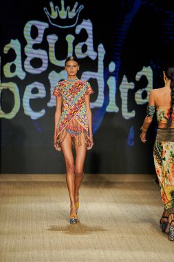 Miami Beach, Fl - 13 Temmuz: Bir modeli pist için Agua Bendita sırasında Paraiso Moda Fuarı'nda Paraiso çadır üzerinde 13 Temmuz 2018 Miami Beach, Florida yürür.                              