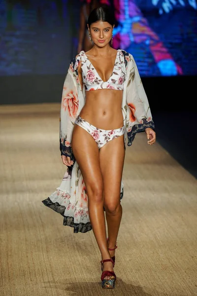 Miami Beach, Fl - 13 Temmuz: Bir modeli pist için Agua Bendita sırasında Paraiso Moda Fuarı'nda Paraiso çadır üzerinde 13 Temmuz 2018 Miami Beach, Florida yürür.                              