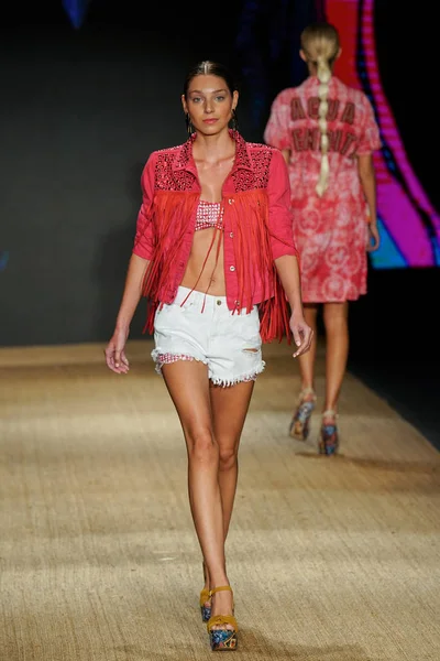 Miami Beach Julho Model Walks Runway Água Bendita Paraiso Fashion — Fotografia de Stock