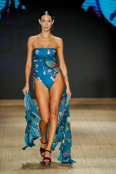 Miami Beach, Fl - 13 Temmuz: Bir modeli pist için Agua Bendita sırasında Paraiso Moda Fuarı'nda Paraiso çadır üzerinde 13 Temmuz 2018 Miami Beach, Florida yürür.                              