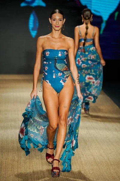 Miami Beach, Fl - 13 Temmuz: Bir modeli pist için Agua Bendita sırasında Paraiso Moda Fuarı'nda Paraiso çadır üzerinde 13 Temmuz 2018 Miami Beach, Florida yürür.                              