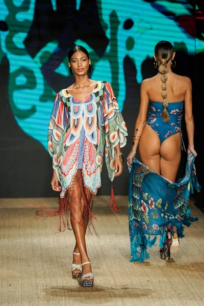 Miami Beach Juillet Mannequin Marche Sur Piste Pour Agua Bendita — Photo