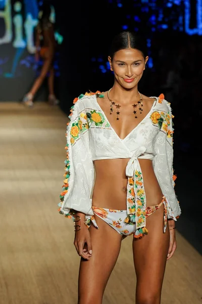 Miami Beach, Fl - 13 Temmuz: Bir modeli pist için Agua Bendita sırasında Paraiso Moda Fuarı'nda Paraiso çadır üzerinde 13 Temmuz 2018 Miami Beach, Florida yürür.                              