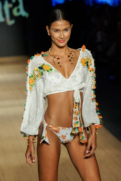 Miami Beach Temmuz Bir Modeli Pist Için Agua Bendita Sırasında — Stok fotoğraf