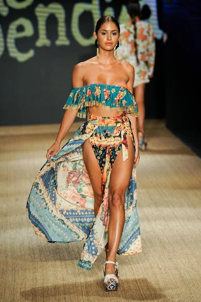 Miami Beach Temmuz Bir Modeli Pist Için Agua Bendita Sırasında — Stok fotoğraf