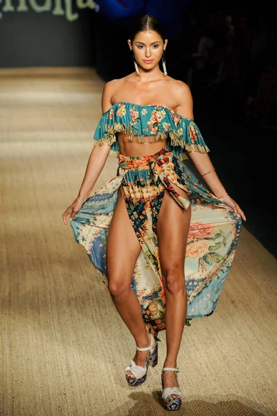 Miami Beach, Fl - 13 Temmuz: Bir modeli pist için Agua Bendita sırasında Paraiso Moda Fuarı'nda Paraiso çadır üzerinde 13 Temmuz 2018 Miami Beach, Florida yürür.                              