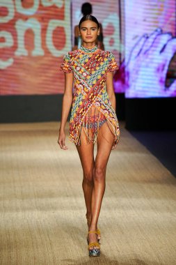 Miami Beach, Fl - 13 Temmuz: Bir modeli pist için Agua Bendita sırasında Paraiso Moda Fuarı'nda Paraiso çadır üzerinde 13 Temmuz 2018 Miami Beach, Florida yürür.                              