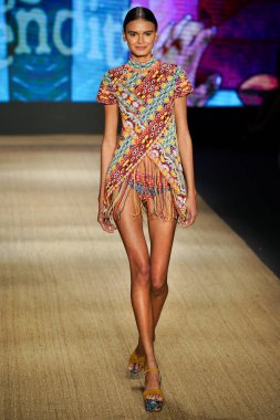 Miami Beach, Fl - 13 Temmuz: Bir modeli pist için Agua Bendita sırasında Paraiso Moda Fuarı'nda Paraiso çadır üzerinde 13 Temmuz 2018 Miami Beach, Florida yürür.                              