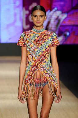 Miami Beach, Fl - 13 Temmuz: Bir modeli pist için Agua Bendita sırasında Paraiso Moda Fuarı'nda Paraiso çadır üzerinde 13 Temmuz 2018 Miami Beach, Florida yürür.                              