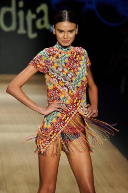 Miami Beach, Fl - 13 Temmuz: Bir modeli pist için Agua Bendita sırasında Paraiso Moda Fuarı'nda Paraiso çadır üzerinde 13 Temmuz 2018 Miami Beach, Florida yürür.                              