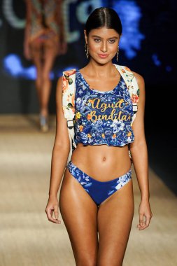 Miami Beach, Fl - 13 Temmuz: Bir modeli pist için Agua Bendita sırasında Paraiso Moda Fuarı'nda Paraiso çadır üzerinde 13 Temmuz 2018 Miami Beach, Florida yürür.                              