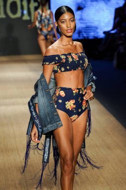 Miami Beach, Fl - 13 Temmuz: Bir modeli pist için Agua Bendita sırasında Paraiso Moda Fuarı'nda Paraiso çadır üzerinde 13 Temmuz 2018 Miami Beach, Florida yürür.                              