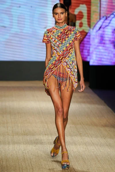Miami Beach Julho Model Walks Runway Água Bendita Paraiso Fashion — Fotografia de Stock