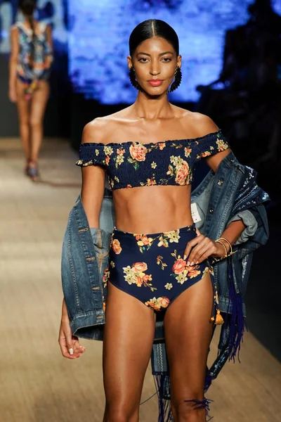 Miami Beach, Fl - 13 Temmuz: Bir modeli pist için Agua Bendita sırasında Paraiso Moda Fuarı'nda Paraiso çadır üzerinde 13 Temmuz 2018 Miami Beach, Florida yürür.                              