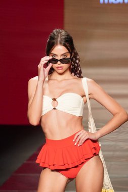 Miami Beach, Fl - 15 Temmuz: Bir model Paraiso Moda Fuarı'nda Paraiso çadır üzerinde 15 Temmuz 2018 Miami Beach, Florida sırasında Montce yüzmek Resort bahar 2019 için pist yürür.