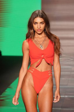 Miami Beach, Fl - 15 Temmuz: Bir model Paraiso Moda Fuarı'nda Paraiso çadır üzerinde 15 Temmuz 2018 Miami Beach, Florida sırasında Montce yüzmek Resort bahar 2019 için pist yürür.