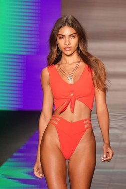 Miami Beach, Fl - 15 Temmuz: Bir model Paraiso Moda Fuarı'nda Paraiso çadır üzerinde 15 Temmuz 2018 Miami Beach, Florida sırasında Montce yüzmek Resort bahar 2019 için pist yürür.