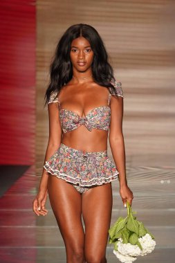 Miami Beach, Fl - 15 Temmuz: Bir model Paraiso Moda Fuarı'nda Paraiso çadır üzerinde 15 Temmuz 2018 Miami Beach, Florida sırasında Montce yüzmek Resort bahar 2019 için pist yürür.