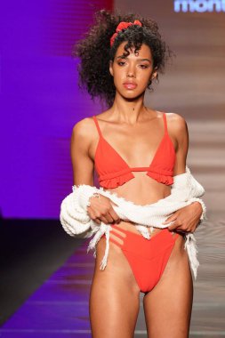 Miami Beach, Fl - 15 Temmuz: Bir model Paraiso Moda Fuarı'nda Paraiso çadır üzerinde 15 Temmuz 2018 Miami Beach, Florida sırasında Montce yüzmek Resort bahar 2019 için pist yürür.