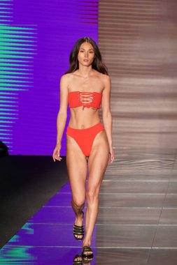 Miami Beach, Fl - 15 Temmuz: Bir model Paraiso Moda Fuarı'nda Paraiso çadır üzerinde 15 Temmuz 2018 Miami Beach, Florida sırasında Montce yüzmek Resort bahar 2019 için pist yürür.