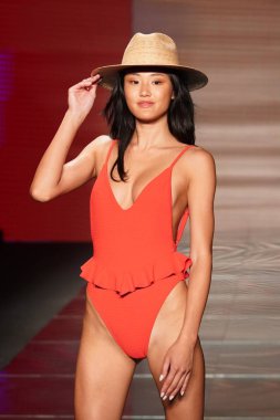 Miami Beach, Fl - 15 Temmuz: Bir model Paraiso Moda Fuarı'nda Paraiso çadır üzerinde 15 Temmuz 2018 Miami Beach, Florida sırasında Montce yüzmek Resort bahar 2019 için pist yürür.