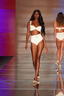 Miami Beach, Fl - 15 Temmuz: Bir model Paraiso Moda Fuarı'nda Paraiso çadır üzerinde 15 Temmuz 2018 Miami Beach, Florida sırasında Montce yüzmek Resort bahar 2019 için pist yürür.