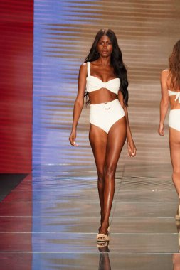 Miami Beach, Fl - 15 Temmuz: Bir model Paraiso Moda Fuarı'nda Paraiso çadır üzerinde 15 Temmuz 2018 Miami Beach, Florida sırasında Montce yüzmek Resort bahar 2019 için pist yürür.