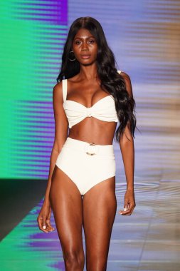Miami Beach, Fl - 15 Temmuz: Bir model Paraiso Moda Fuarı'nda Paraiso çadır üzerinde 15 Temmuz 2018 Miami Beach, Florida sırasında Montce yüzmek Resort bahar 2019 için pist yürür.