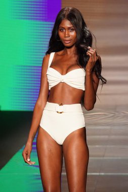 Miami Beach, Fl - 15 Temmuz: Bir model Paraiso Moda Fuarı'nda Paraiso çadır üzerinde 15 Temmuz 2018 Miami Beach, Florida sırasında Montce yüzmek Resort bahar 2019 için pist yürür.