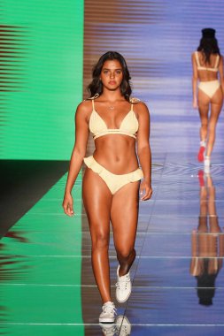 Miami Beach, Fl - 15 Temmuz: Bir model Paraiso Moda Fuarı'nda Paraiso çadır üzerinde 15 Temmuz 2018 Miami Beach, Florida sırasında Montce yüzmek Resort bahar 2019 için pist yürür.