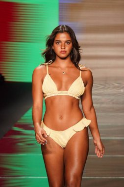 Miami Beach, Fl - 15 Temmuz: Bir model Paraiso Moda Fuarı'nda Paraiso çadır üzerinde 15 Temmuz 2018 Miami Beach, Florida sırasında Montce yüzmek Resort bahar 2019 için pist yürür.