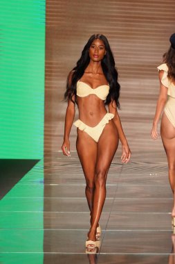 Miami Beach, Fl - 15 Temmuz: Bir model Paraiso Moda Fuarı'nda Paraiso çadır üzerinde 15 Temmuz 2018 Miami Beach, Florida sırasında Montce yüzmek Resort bahar 2019 için pist yürür.