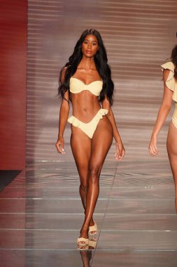 Miami Beach, Fl - 15 Temmuz: Bir model Paraiso Moda Fuarı'nda Paraiso çadır üzerinde 15 Temmuz 2018 Miami Beach, Florida sırasında Montce yüzmek Resort bahar 2019 için pist yürür.