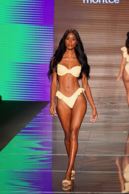 Miami Beach, Fl - 15 Temmuz: Bir model Paraiso Moda Fuarı'nda Paraiso çadır üzerinde 15 Temmuz 2018 Miami Beach, Florida sırasında Montce yüzmek Resort bahar 2019 için pist yürür.