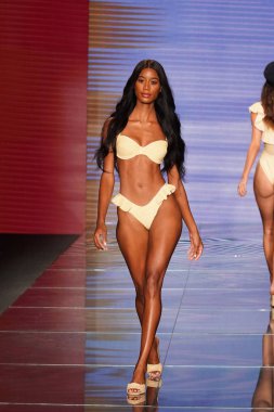 Miami Beach, Fl - 15 Temmuz: Bir model Paraiso Moda Fuarı'nda Paraiso çadır üzerinde 15 Temmuz 2018 Miami Beach, Florida sırasında Montce yüzmek Resort bahar 2019 için pist yürür.