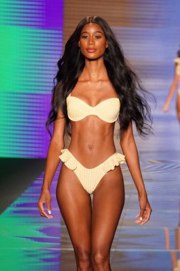 Miami Beach, Fl - 15 Temmuz: Bir model Paraiso Moda Fuarı'nda Paraiso çadır üzerinde 15 Temmuz 2018 Miami Beach, Florida sırasında Montce yüzmek Resort bahar 2019 için pist yürür.