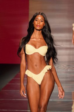 Miami Beach, Fl - 15 Temmuz: Bir model Paraiso Moda Fuarı'nda Paraiso çadır üzerinde 15 Temmuz 2018 Miami Beach, Florida sırasında Montce yüzmek Resort bahar 2019 için pist yürür.