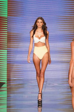 Miami Beach, Fl - 15 Temmuz: Bir model Paraiso Moda Fuarı'nda Paraiso çadır üzerinde 15 Temmuz 2018 Miami Beach, Florida sırasında Montce yüzmek Resort bahar 2019 için pist yürür.