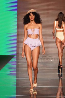 Miami Beach, Fl - 15 Temmuz: Bir model Paraiso Moda Fuarı'nda Paraiso çadır üzerinde 15 Temmuz 2018 Miami Beach, Florida sırasında Montce yüzmek Resort bahar 2019 için pist yürür.