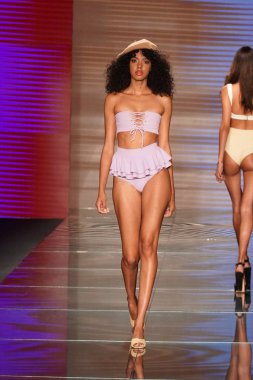 Miami Beach, Fl - 15 Temmuz: Bir model Paraiso Moda Fuarı'nda Paraiso çadır üzerinde 15 Temmuz 2018 Miami Beach, Florida sırasında Montce yüzmek Resort bahar 2019 için pist yürür.