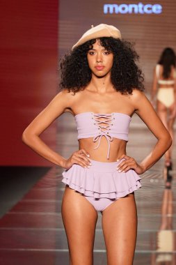 Miami Beach, Fl - 15 Temmuz: Bir model Paraiso Moda Fuarı'nda Paraiso çadır üzerinde 15 Temmuz 2018 Miami Beach, Florida sırasında Montce yüzmek Resort bahar 2019 için pist yürür.