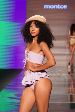 Miami Beach, Fl - 15 Temmuz: Bir model Paraiso Moda Fuarı'nda Paraiso çadır üzerinde 15 Temmuz 2018 Miami Beach, Florida sırasında Montce yüzmek Resort bahar 2019 için pist yürür.