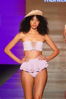 Miami Beach, Fl - 15 Temmuz: Bir model Paraiso Moda Fuarı'nda Paraiso çadır üzerinde 15 Temmuz 2018 Miami Beach, Florida sırasında Montce yüzmek Resort bahar 2019 için pist yürür.