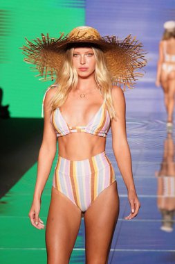 Miami Beach, Fl - 15 Temmuz: Bir model Paraiso Moda Fuarı'nda Paraiso çadır üzerinde 15 Temmuz 2018 Miami Beach, Florida sırasında Montce yüzmek Resort bahar 2019 için pist yürür.