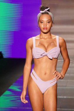 Miami Beach, Fl - 15 Temmuz: Bir model Paraiso Moda Fuarı'nda Paraiso çadır üzerinde 15 Temmuz 2018 Miami Beach, Florida sırasında Montce yüzmek Resort bahar 2019 için pist yürür.
