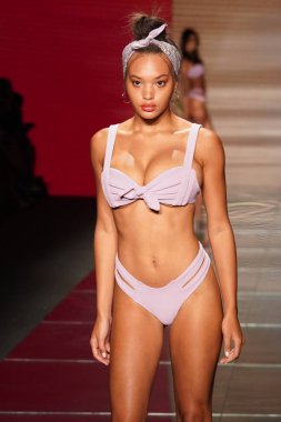 Miami Beach, Fl - 15 Temmuz: Bir model Paraiso Moda Fuarı'nda Paraiso çadır üzerinde 15 Temmuz 2018 Miami Beach, Florida sırasında Montce yüzmek Resort bahar 2019 için pist yürür.