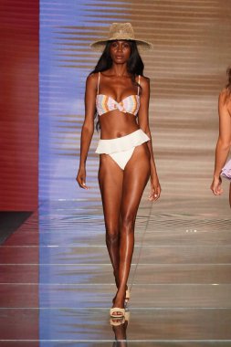 Miami Beach, Fl - 15 Temmuz: Bir model Paraiso Moda Fuarı'nda Paraiso çadır üzerinde 15 Temmuz 2018 Miami Beach, Florida sırasında Montce yüzmek Resort bahar 2019 için pist yürür.
