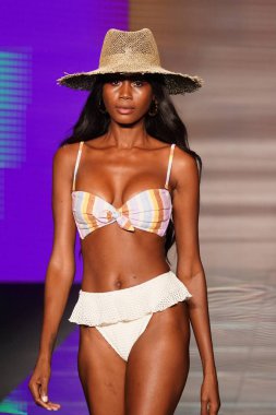 Miami Beach, Fl - 15 Temmuz: Bir model Paraiso Moda Fuarı'nda Paraiso çadır üzerinde 15 Temmuz 2018 Miami Beach, Florida sırasında Montce yüzmek Resort bahar 2019 için pist yürür.