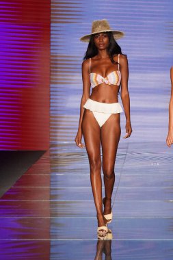 Miami Beach, Fl - 15 Temmuz: Bir model Paraiso Moda Fuarı'nda Paraiso çadır üzerinde 15 Temmuz 2018 Miami Beach, Florida sırasında Montce yüzmek Resort bahar 2019 için pist yürür.